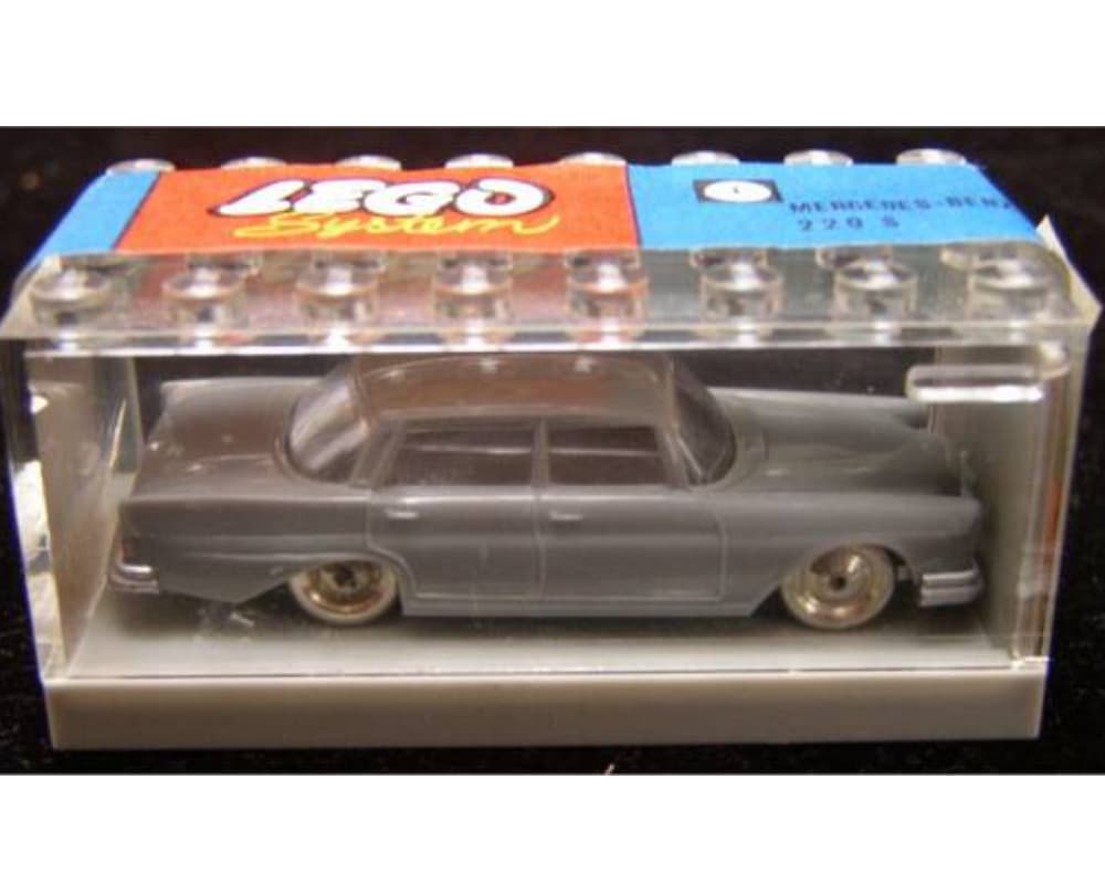 LEGO sættet 1:87 Mercedes 220 with Garage
